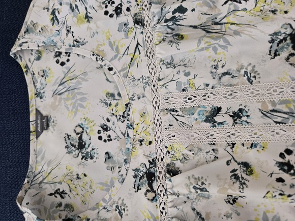 Spring bundle/lot w/ 2 light & breezy large tops & small black shoulder bag - Picture 2 of 14